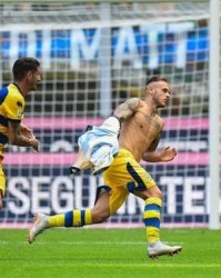  国际米兰主场逆转佛罗伦萨，劳塔罗补时双响  