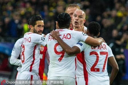  多特蒙德青训小将梅开二度惊艳全场观众  